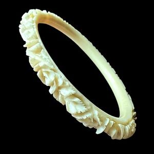 Museum Quality Hand Carved Bovine Bone Hawaiian Roses Bangle Bracelet Vintage